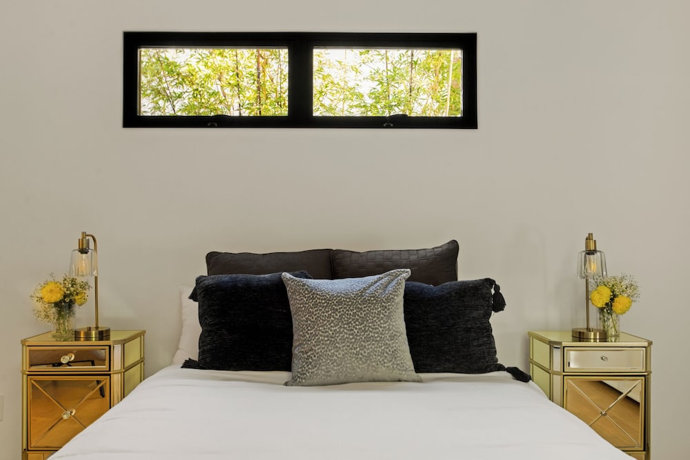 Belfast Estate - Mid-century Meets Modern - Luxe Poolside Villa