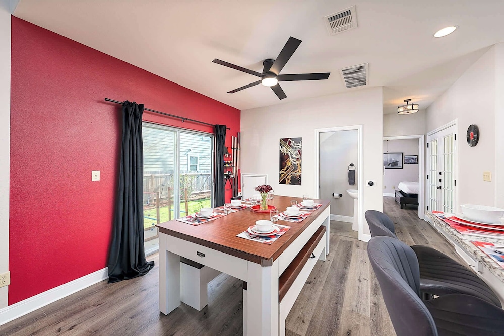 Upstay East Austin Retreat w Yard5min to Downtown