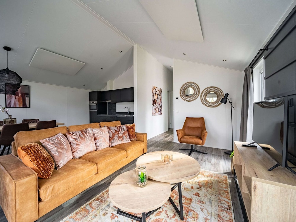 Nice Chalet With Combi Microwave, Near the Maas view 2