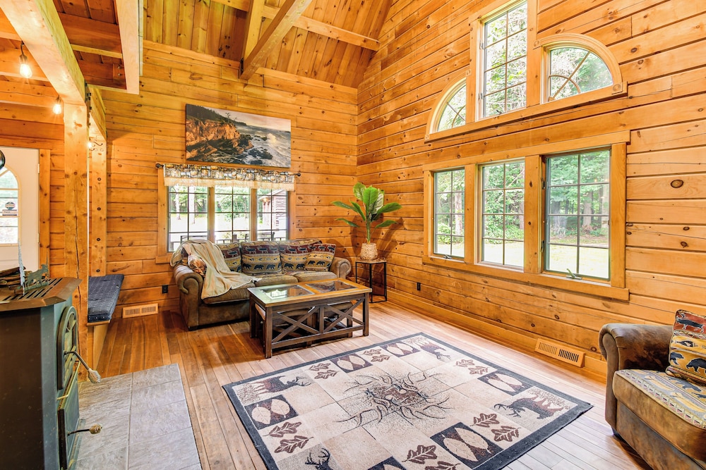 Private Hannibal Cabin With Sauna & Hot Tub!