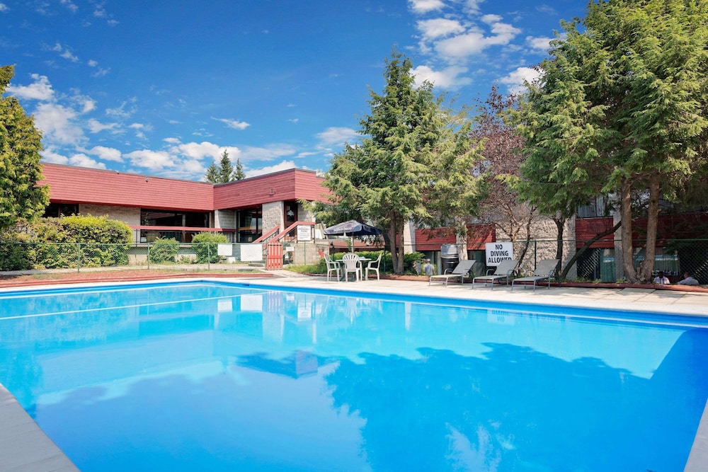 North Bay Vacations - Ramada by Wyndham Pinewood Park Resort North Bay - Property Image 5
