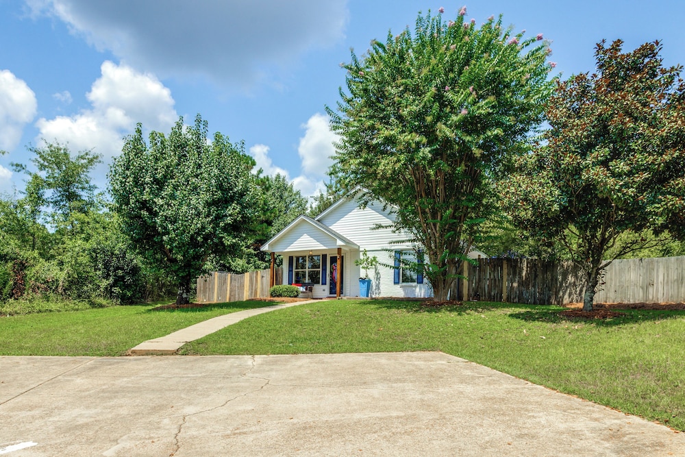 1 Mi to Ole Miss: Pet-friendly Retreat w/ Yard