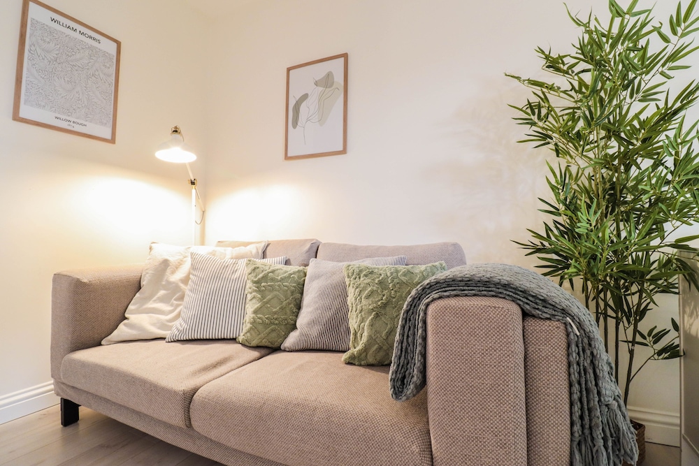 Right by Oval Station - 2 bed Flat Free Wifi