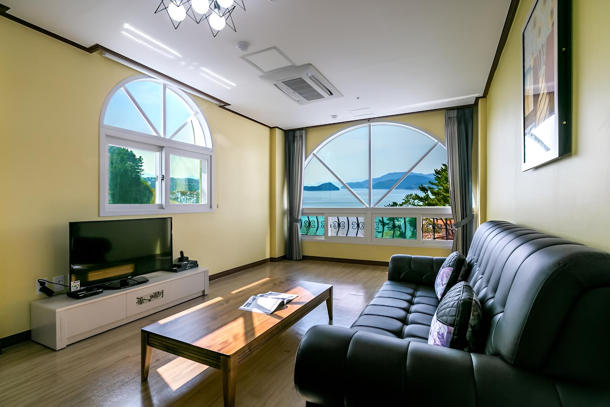 Tongyeong Beach Castle Hotel