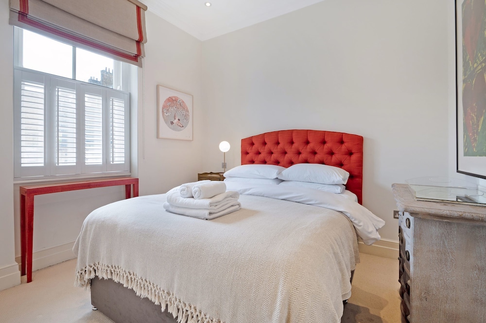 The Artists Hideaway-2 bed Mezzanine in Paddington - by Out of Office Lifestyle