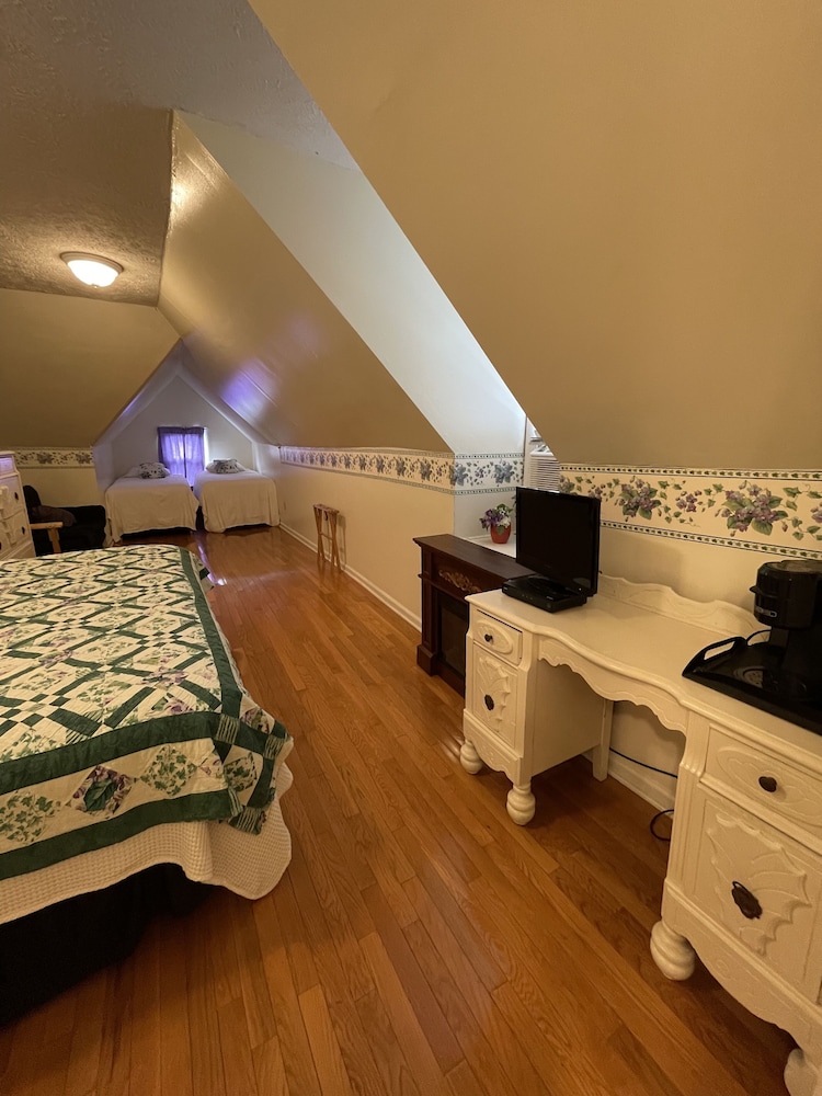 Carriage Lane Inn