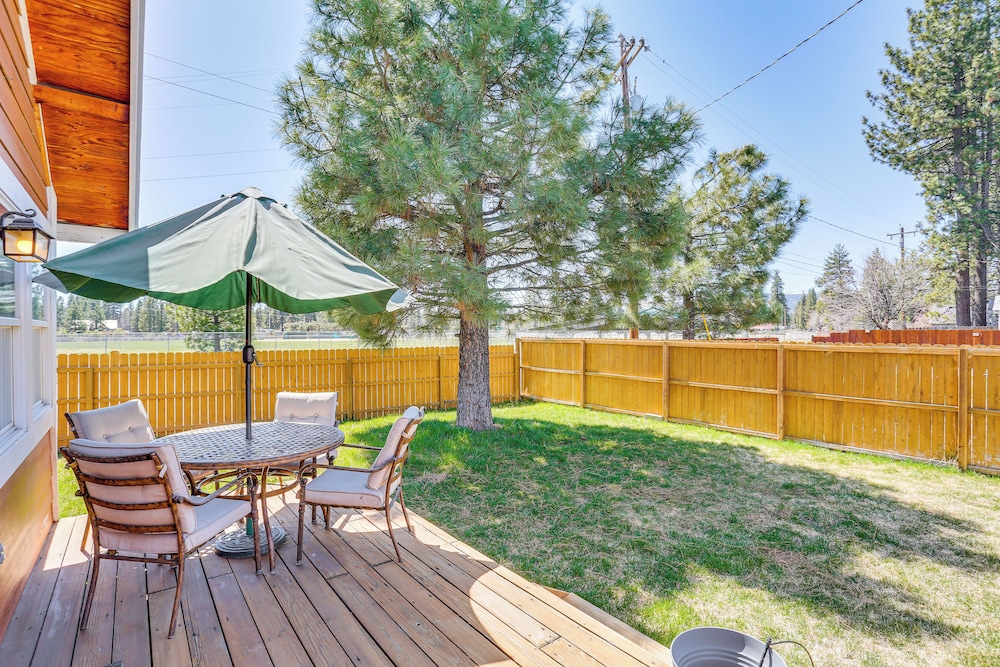 < 1 Mi to Lake Almanor: Home w/ Furnished Decks!