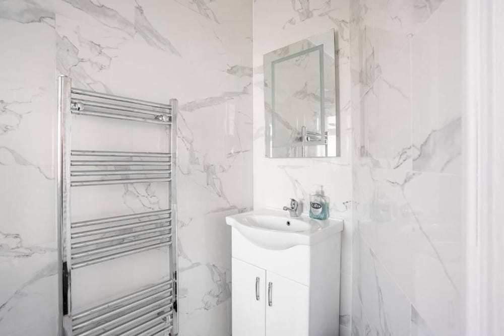 1 Bed-sleeps 4-free Parking-30 Min to Central Ldn