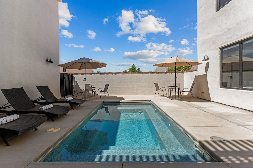 Desert Jewel With Private Gym And Pool 4 Bedroom Townhouse