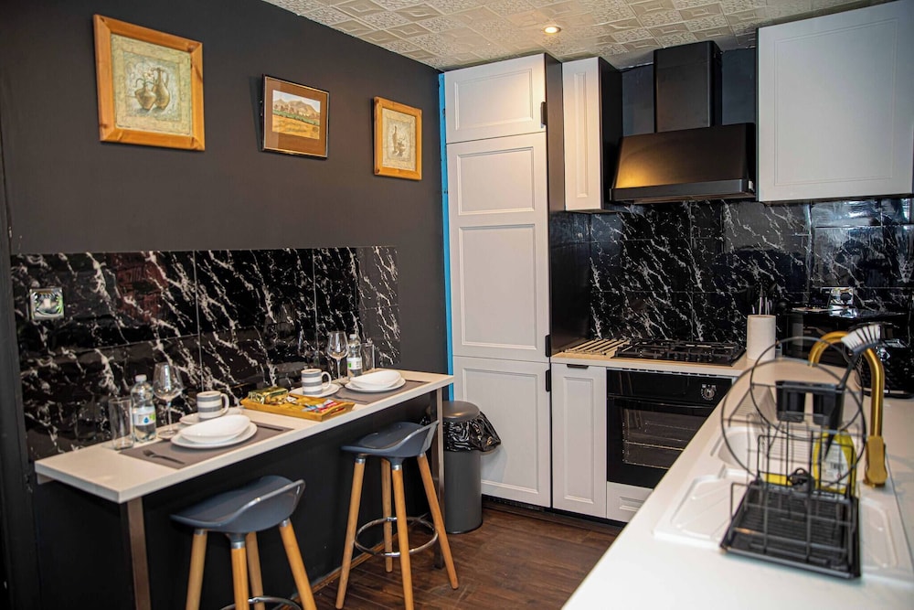 Home in Manchester Near Etihad Stadium - Parking