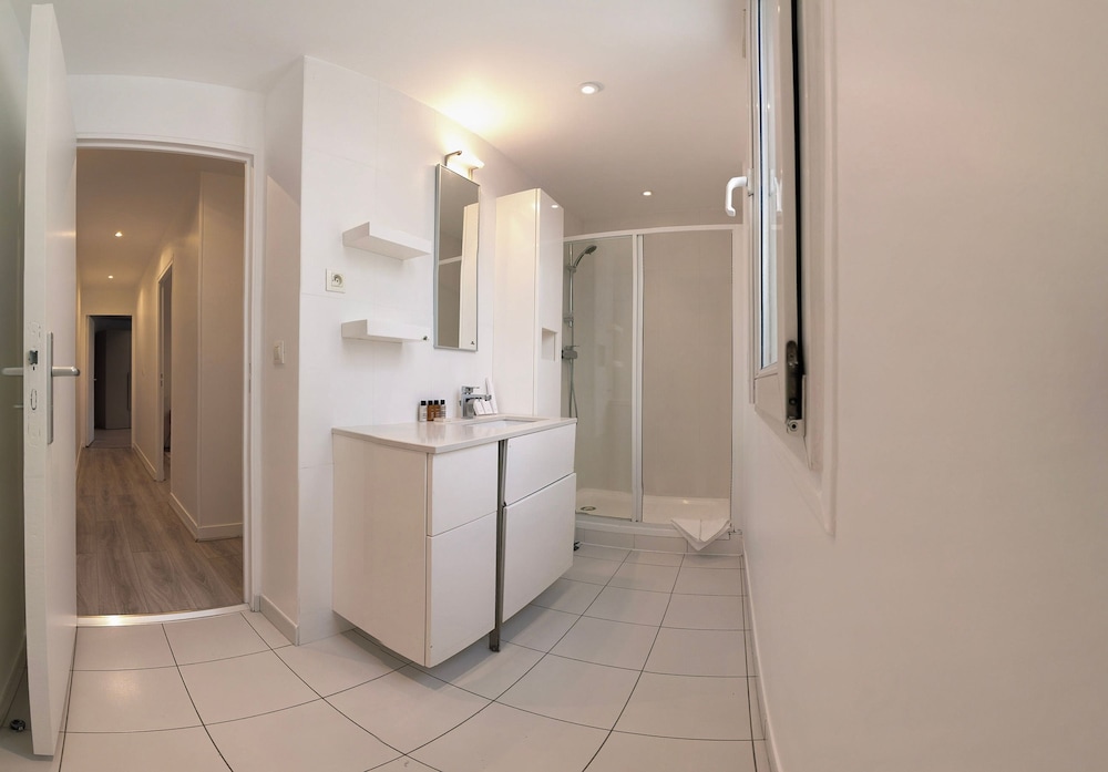Copernic Right Luminous 2BR Apartment in Paris