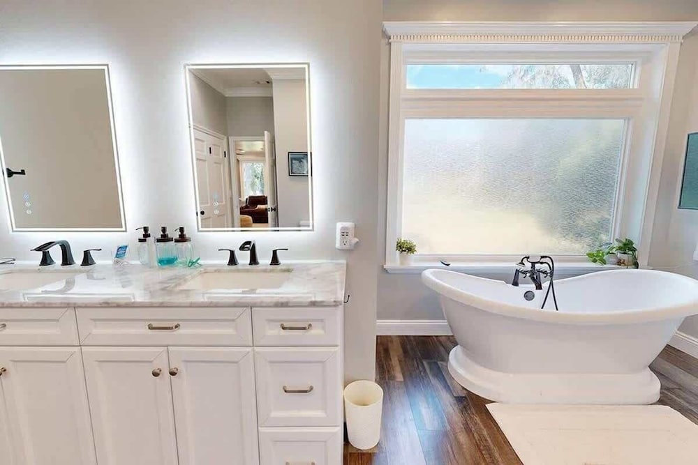 Executive 5 Bedroom Pool Home, Dade City!