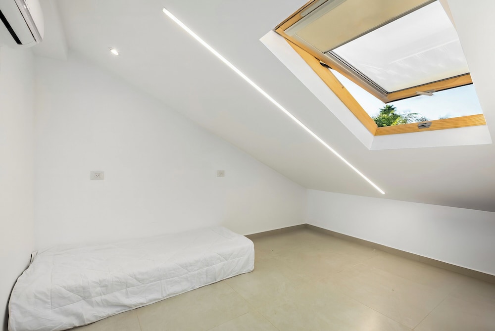 Sunny Hilltop Hideaway by Sea N' Rent