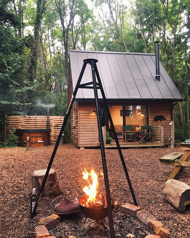 Woodland Cabin Retreat in Alfriston - hot tub