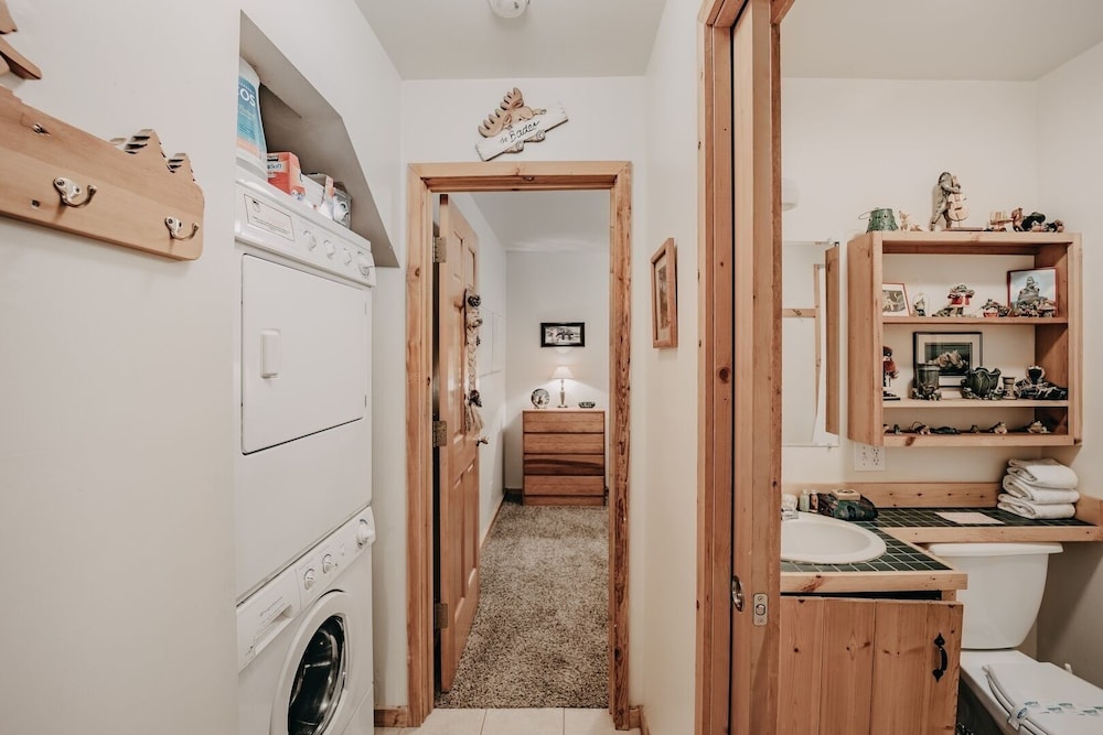 32mbr - Bbq - Pets Ok - Wood Stove - Sleeps 7 3 Bedroom Home by RedAwning