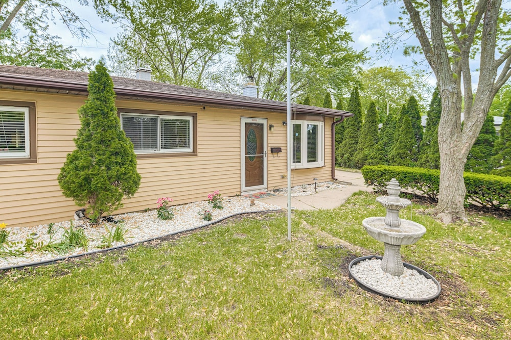 8 Mi to Nature Center: Streamwood Gem w/ Yard!, photo 20