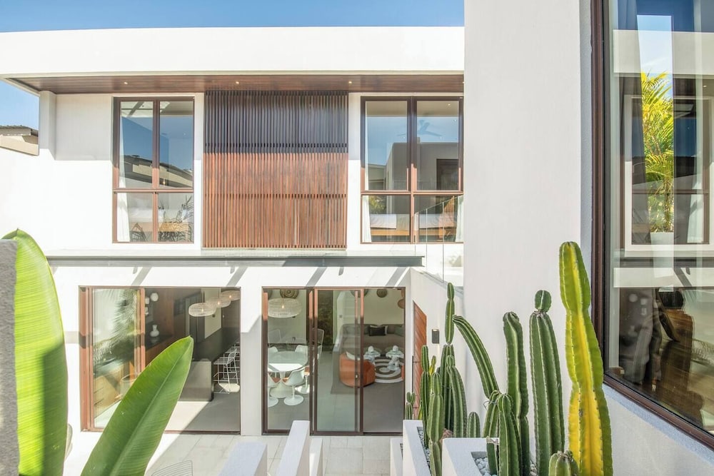 Modern 3BR Villa Enclosed Living