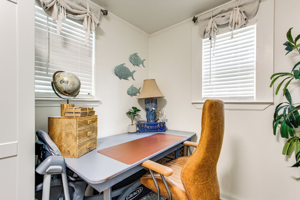 Walk to Beach, Gazebo w/ Hot Tub: Gulfport Gem!