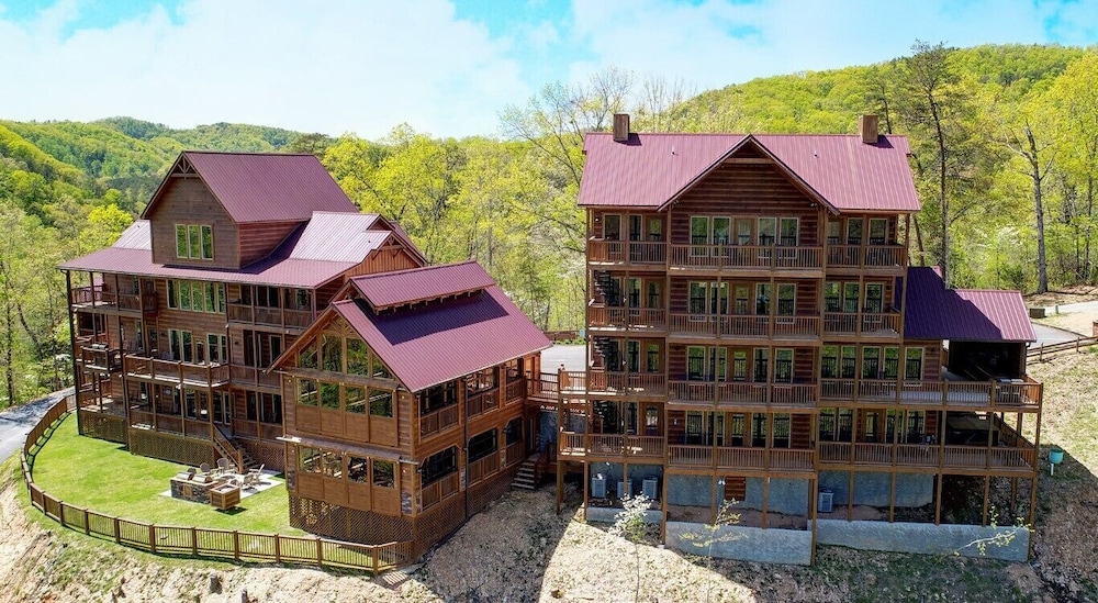 Rocky Top Lodge - 9 Bedrooms, 8 Baths, Sleeps 40 Home by Redawning