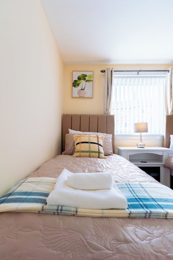 Lovely & Bright 2-Bed Apartment