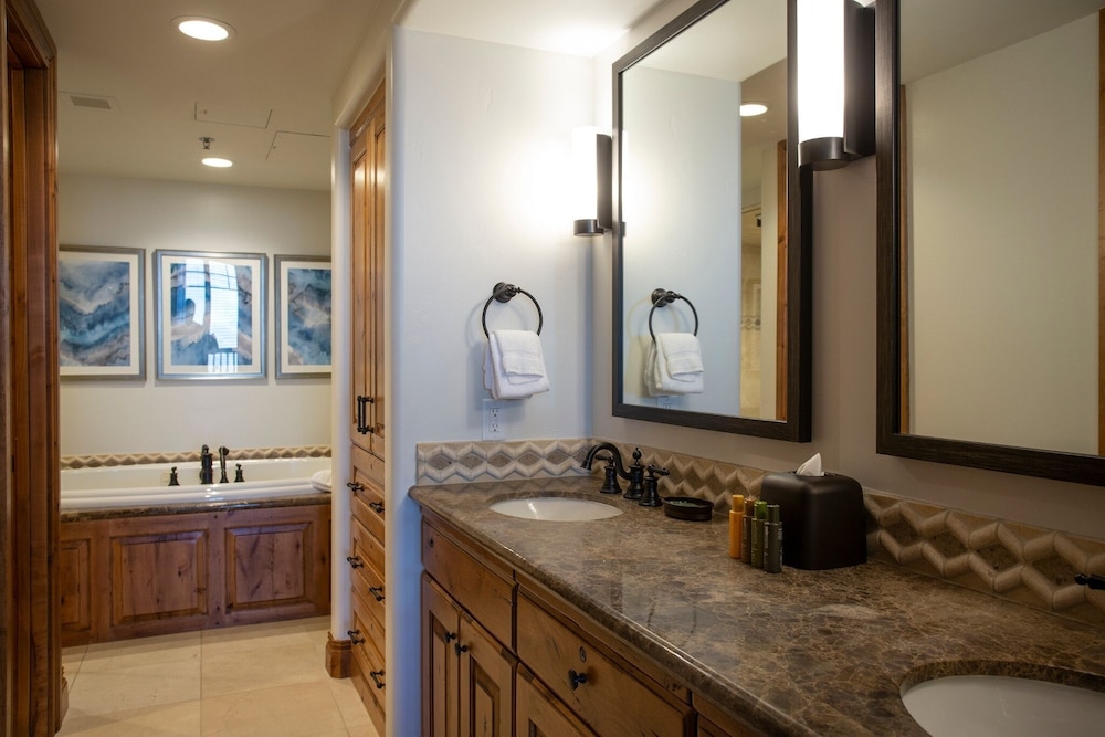 Grand Lodge - 3-Bedroom Deluxe #408 - Ski-in/out 3 Condo