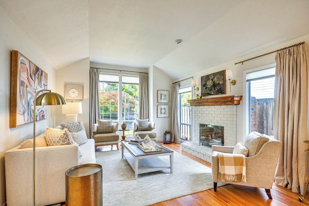 Near Shops & Cafes: Beaverton Haven w/ Luxe Decor!