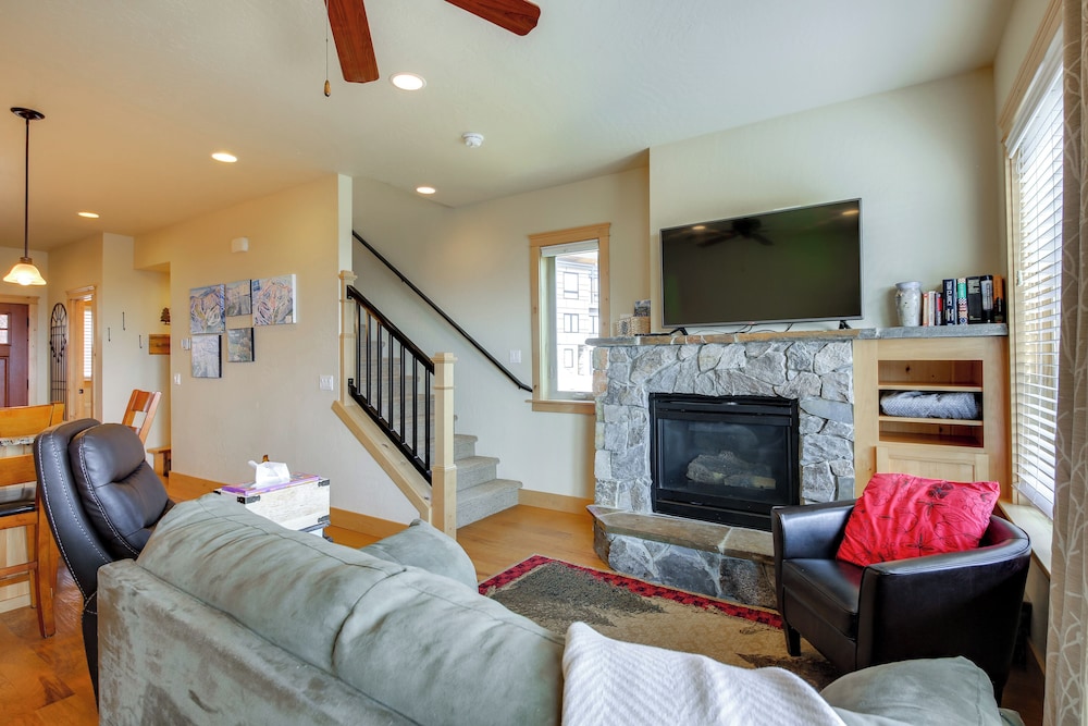 Walk to Schweitzer Village: Mountain-view Home