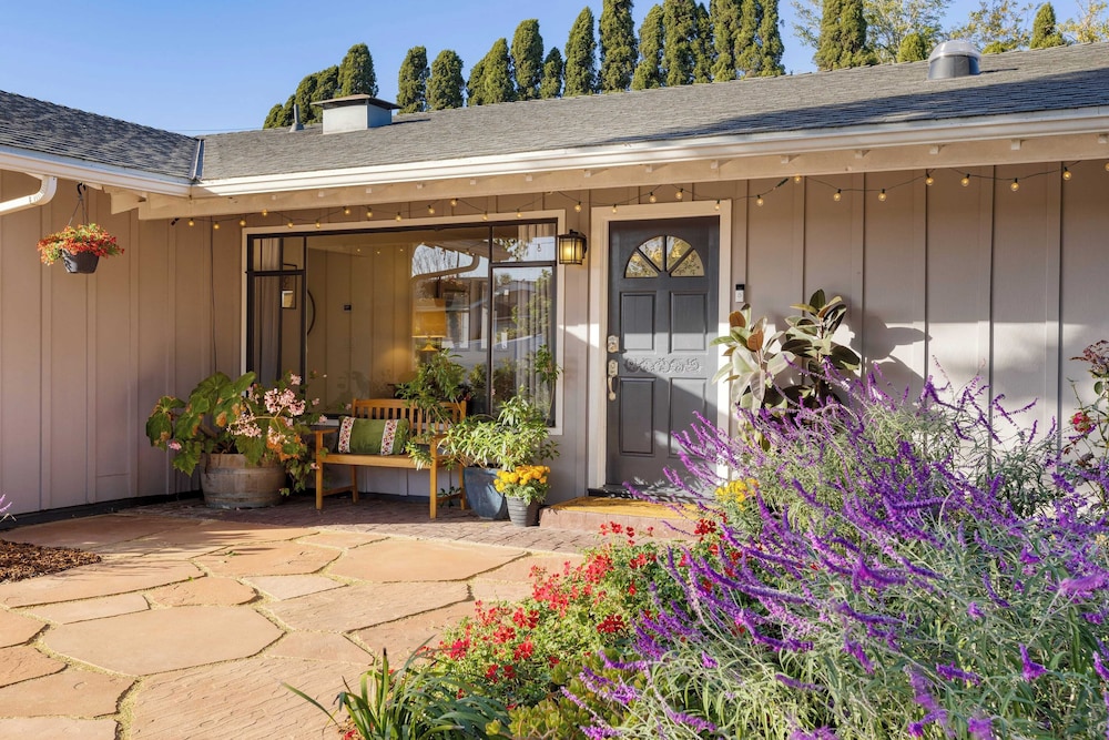 Hummingbird Haven by Avantstay Dog-friendly, Near the Beach, Huge Yard+hot Tub