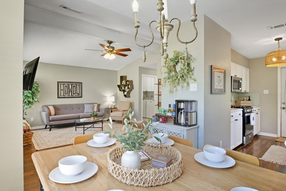Howdy Hang Out - Cozy, Cute And Comfortable House! 2 Bedroom Home