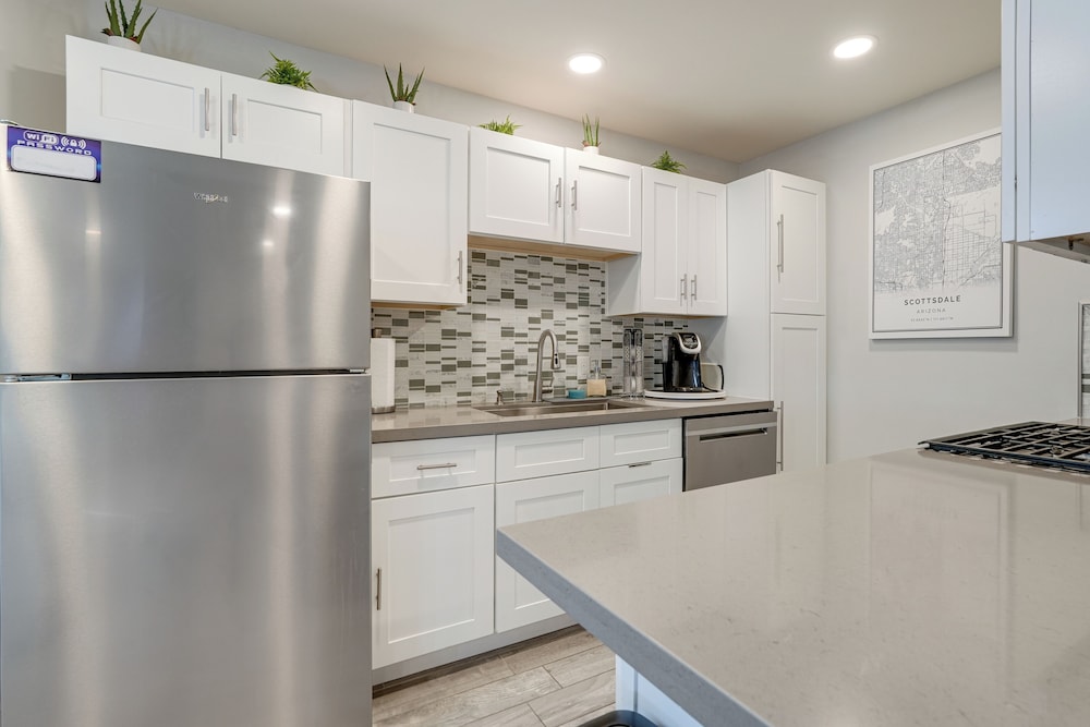 2 Mi to Old Town Scottsdale: Sleek Apartment