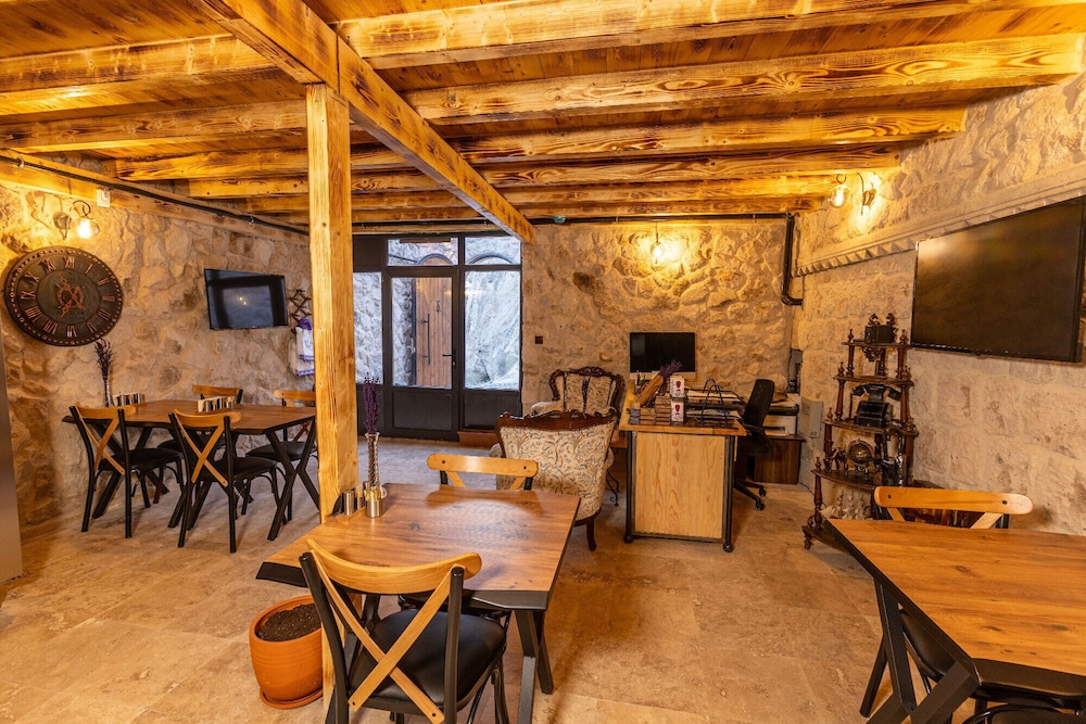 Arkelas Cave House