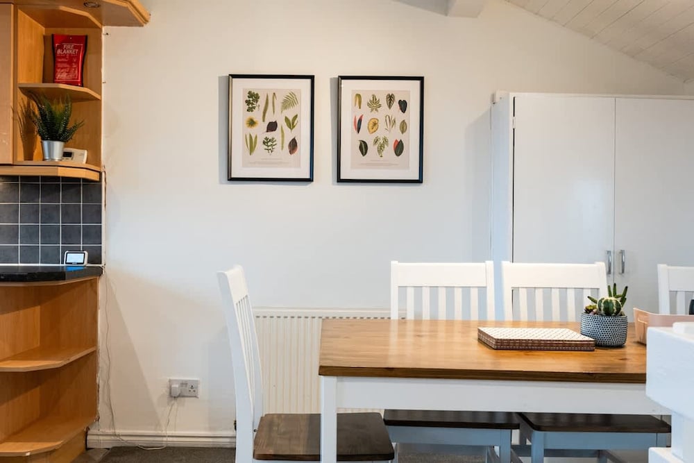 3 Bed House-free Parking-6beds