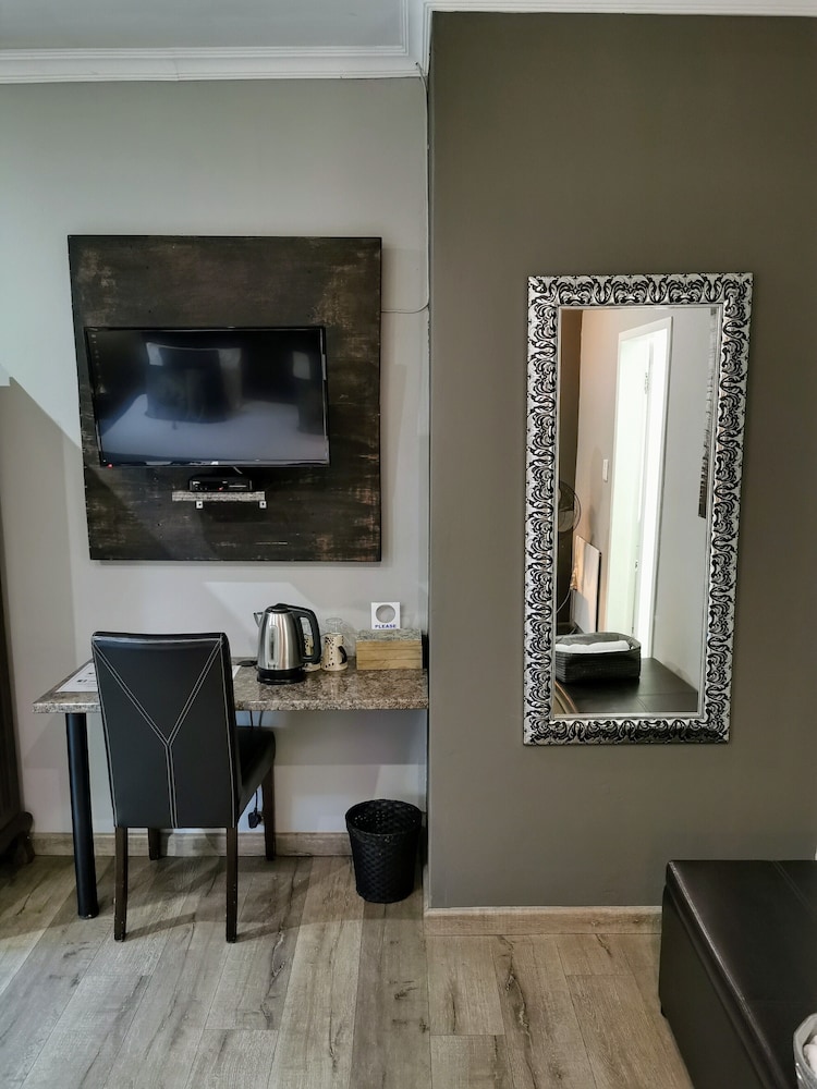 Aerotropolis Guest Lodge