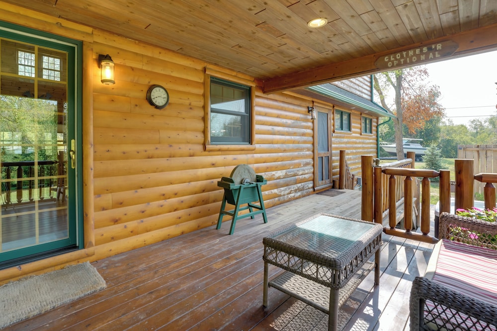 1 Mi to Public Beach: Port Austin Cabin w/ Hot Tub