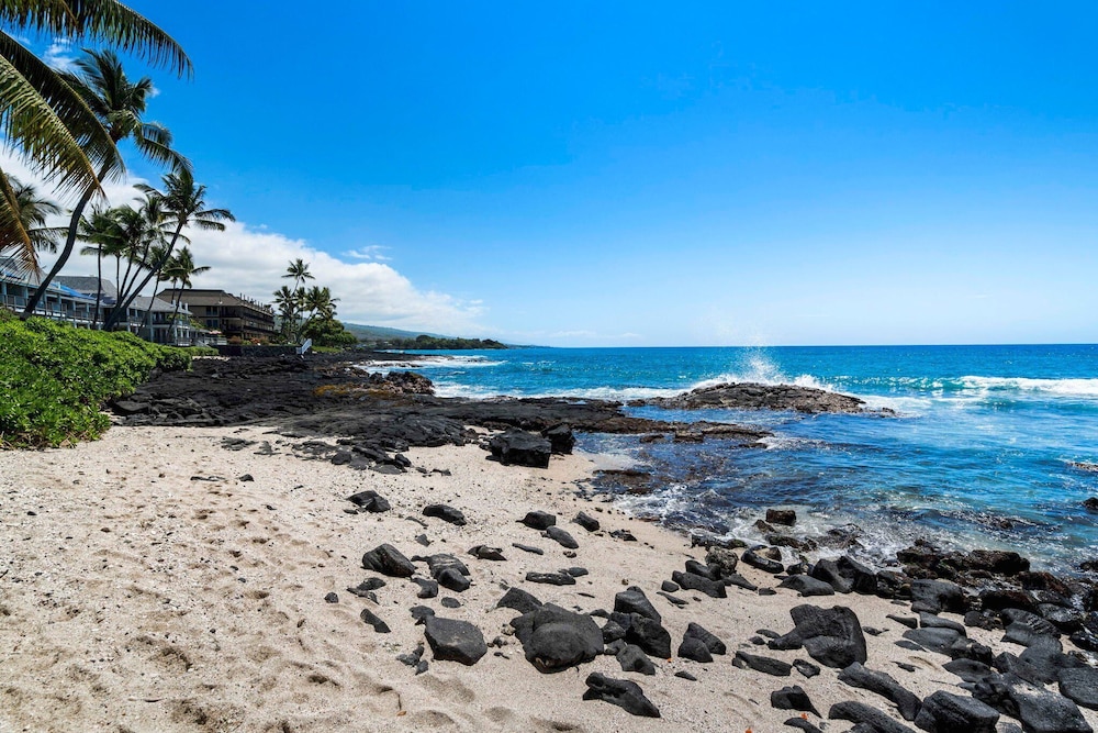 Oceanfront Elegance 2BR w/ Panoramic Views, Pool, Lanai + Concierge - Vrkcv