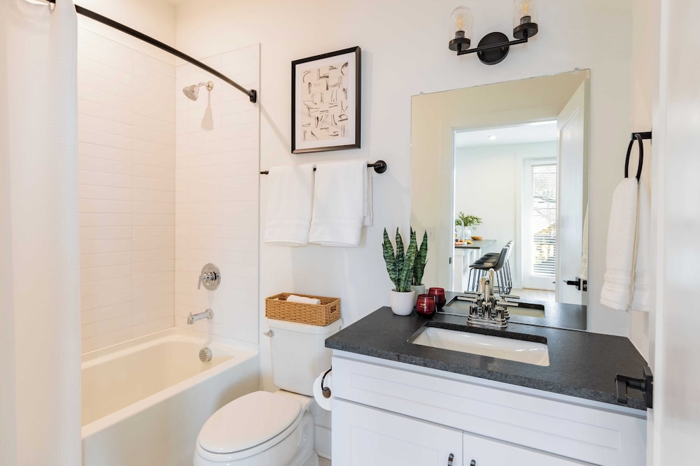 13 Modern Condos Near Downtown Nashville 26 Total Bedrooms, Sleeps 90 The Heights by Avantstay
