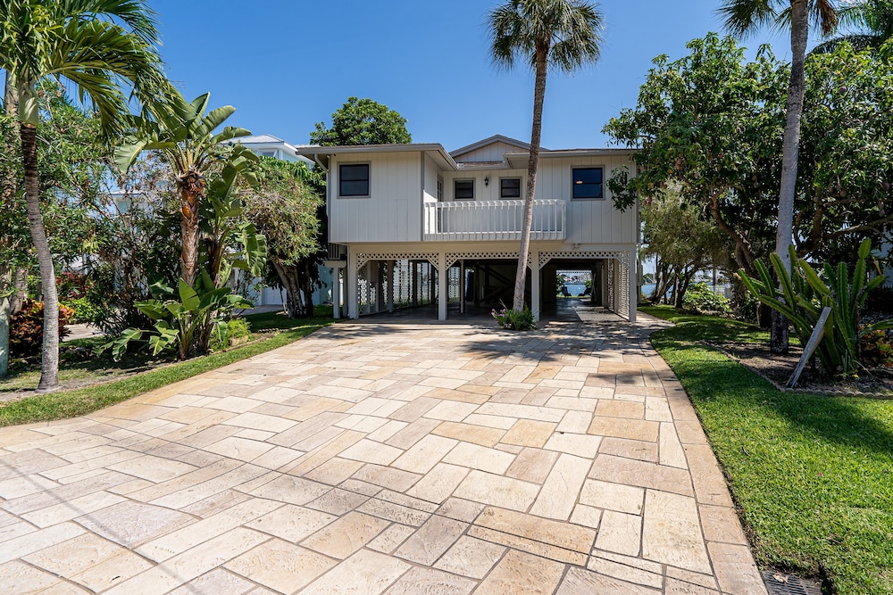 295 Ostego Dr - Gorgeous Bay Front Home 4 Bedroom Home by RedAwning