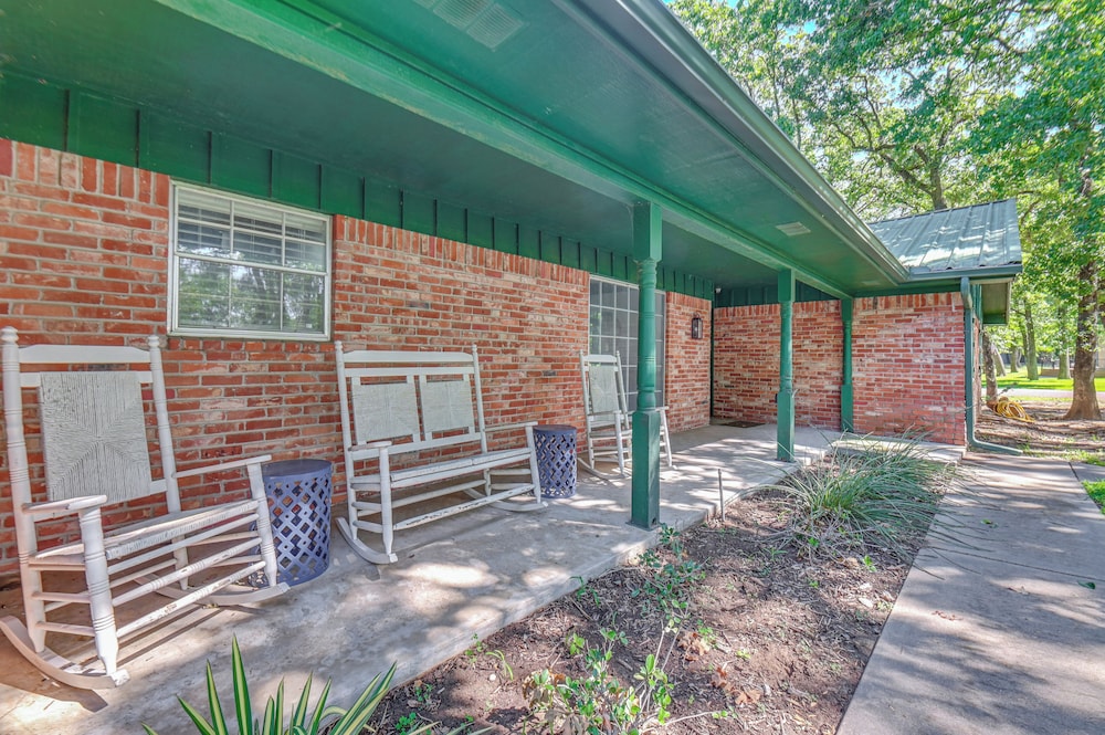 Home w/ Lake Texoma View, Game Room & Bar