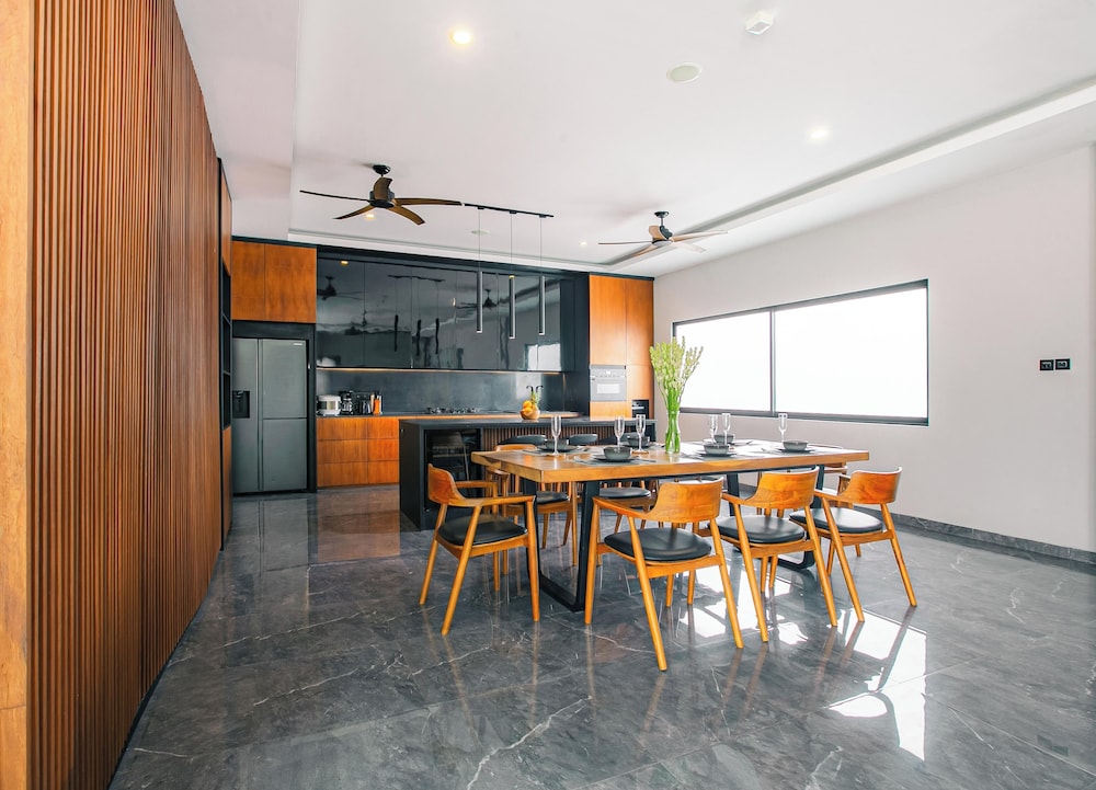 Villa MJ Modern 4BR with Pool & Rooftop