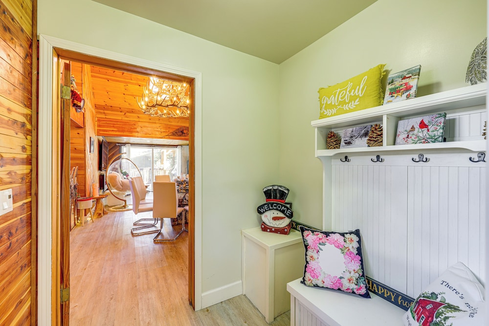 Wraparound Deck & Grill: Wrightwood Cabin Near PCT