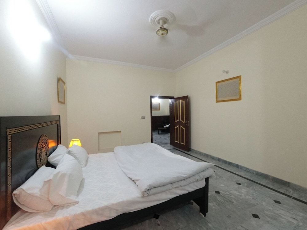 Room-room 3 Serene Retreat in Rawalpindi