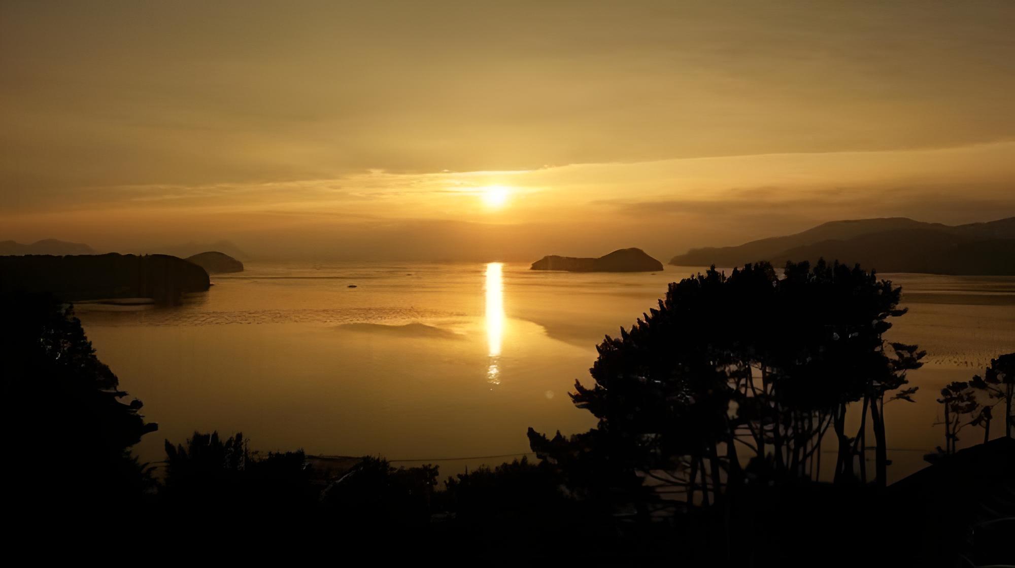 Tongyeong Beach Castle Hotel