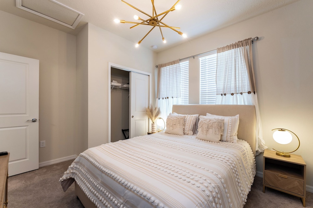 Amazing 8BR Villa by Disney Pool Theater