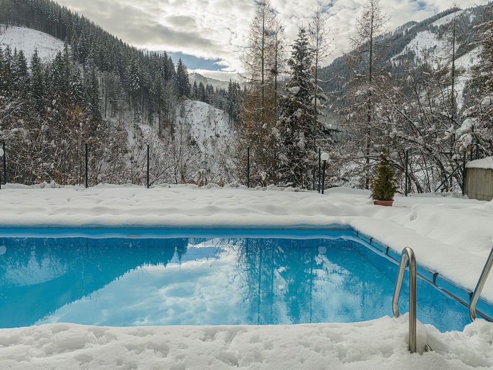 Hilltop Apartment in Viehhofen With hot tub