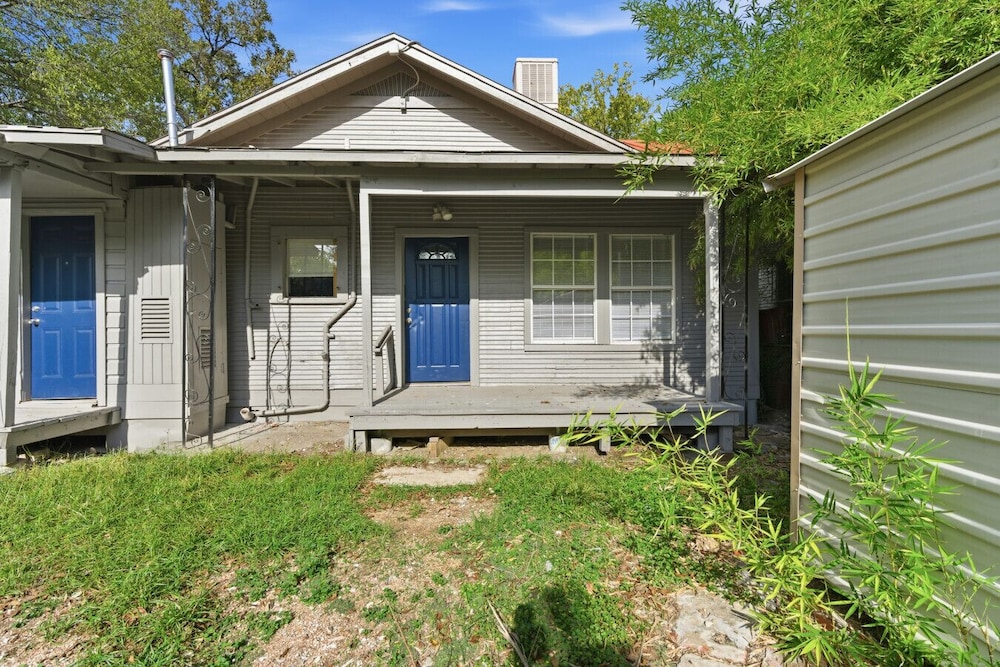 Bright 2BR Duplex Mins to Downtown San Antonio