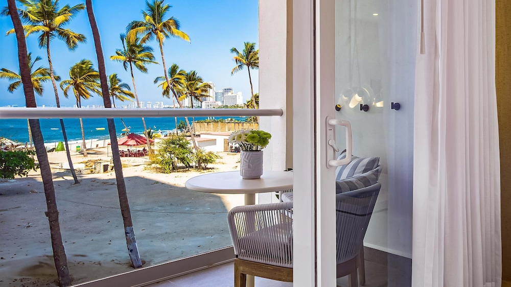 Stunning Beachfront Condo Sea Views Pools