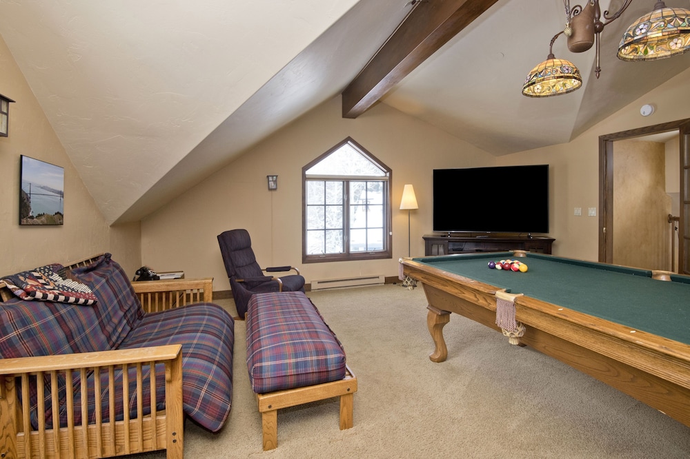 Alpine Creek #6 4 Bedroom Home by RedAwning