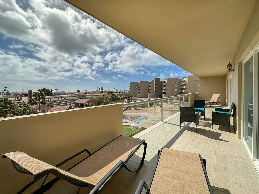 Admire Sea View From a Stunning Condo