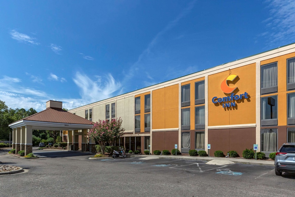 Dillon Vacations - Comfort Inn Laurinburg - Property Image 1