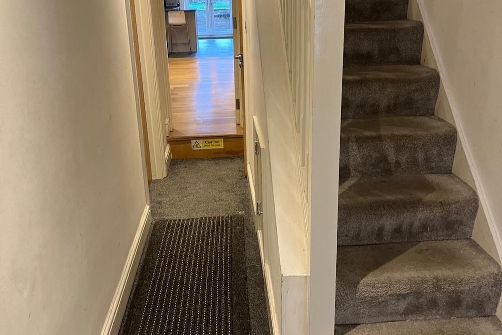 Southgate Home - Sleeps 12 - Parking - Central